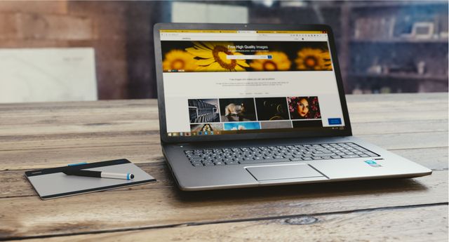 Profesional realizando un proyecto de diseño web a distancia por videollamada