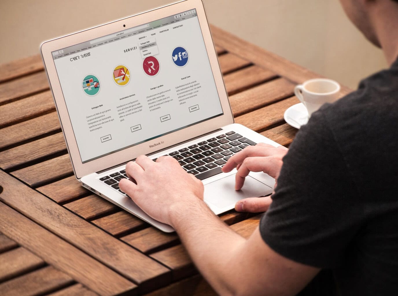 Footer web profesional con enlaces, contacto e información legal
