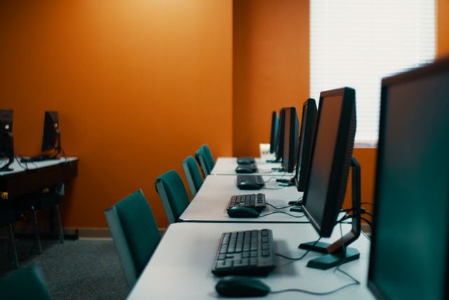 Qué hosting contratar para una web profesional con WordPress dominio correo SSL y soporte